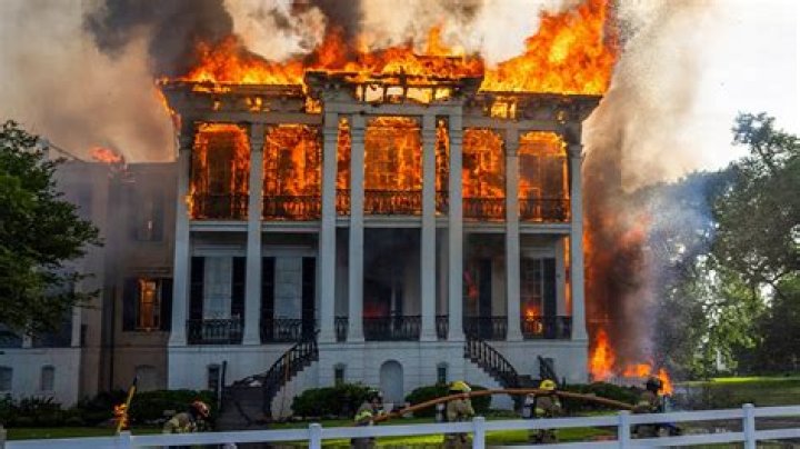 When did the white house burn to the ground?