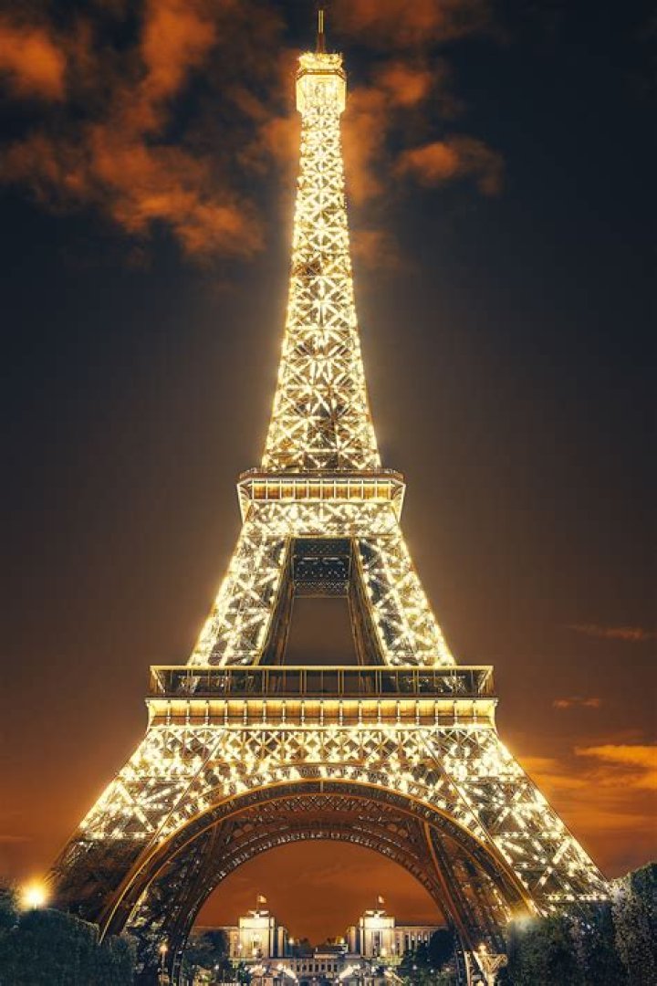When does the eiffel tower sparkle?