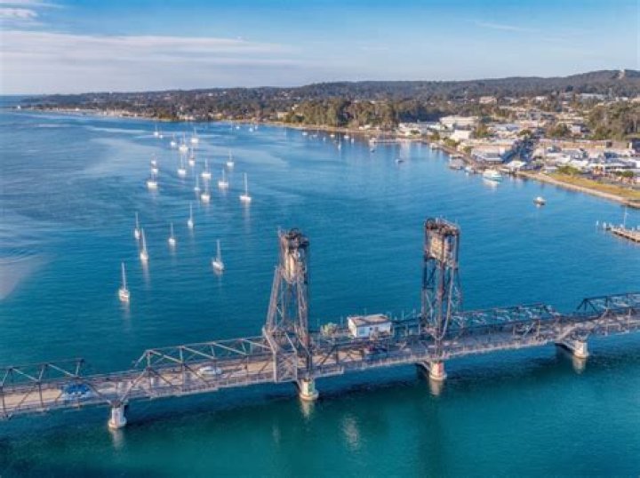 When was batemans bay bridge built?