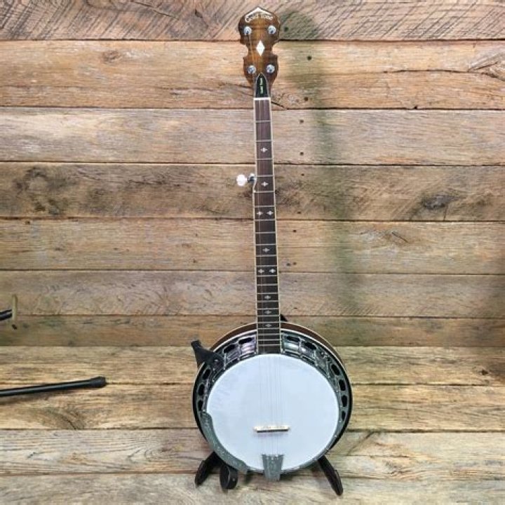 Where are stelling banjos made?