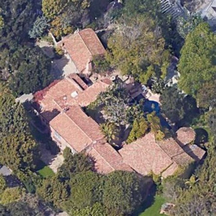 Where does joni mitchell live?