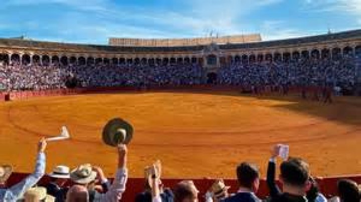 Where does la corrida de toros take place?
