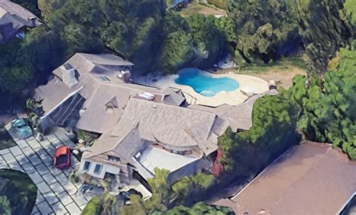 Where does mgk live?