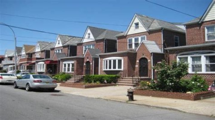 Where is the king of queens house located?