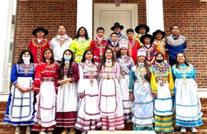 Which american indian group built chickees?