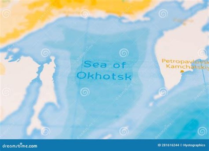 Which countries border the sea of okhotsk?