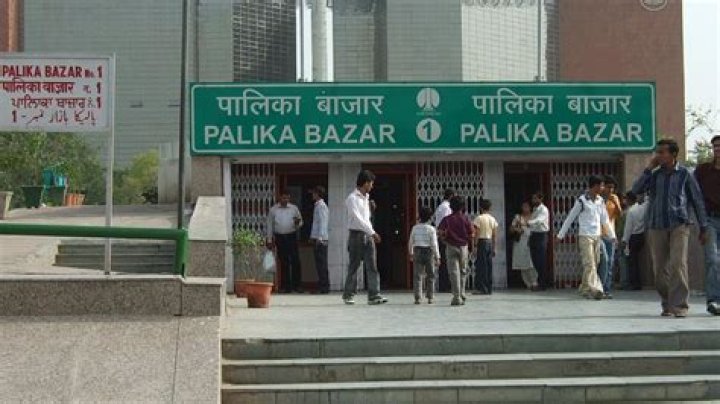 Which day palika bazaar closed?