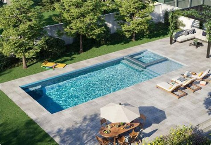 Which is better fiberglass or gunite pool?