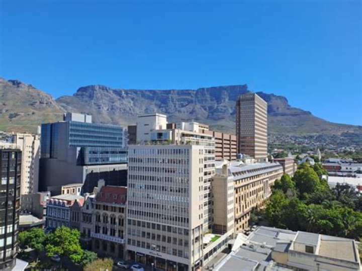 Which peak overlooks the city of cape town?