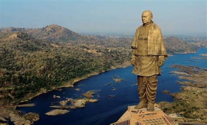 Which statue is in gujarat?
