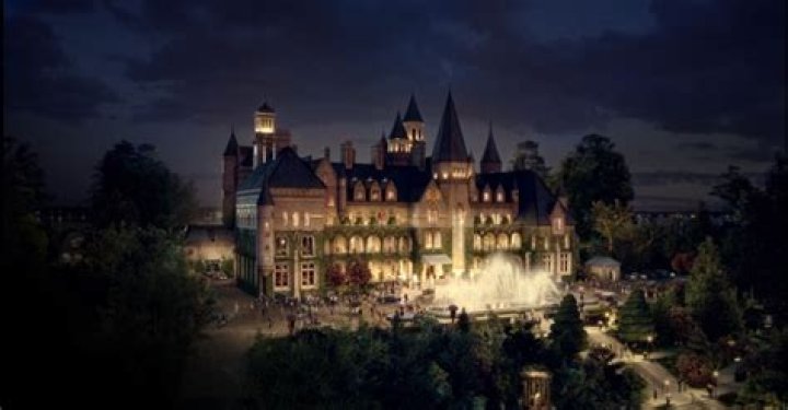 Who arrives on horseback at gatsby's house?