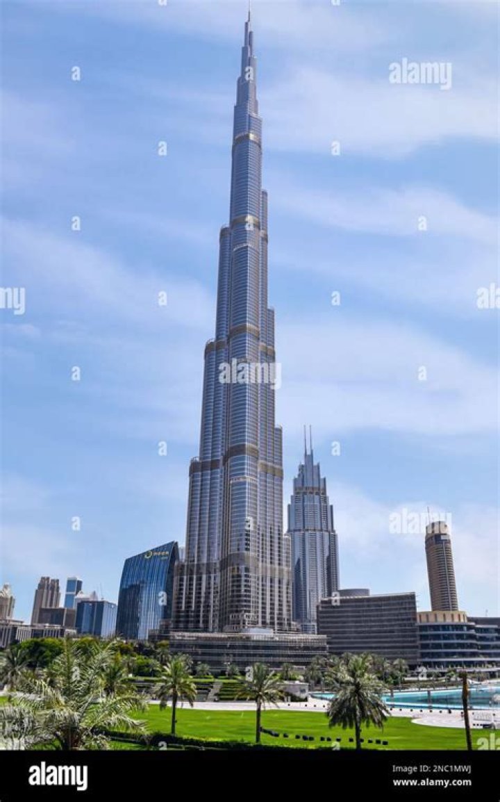 Who built burj khalifa?