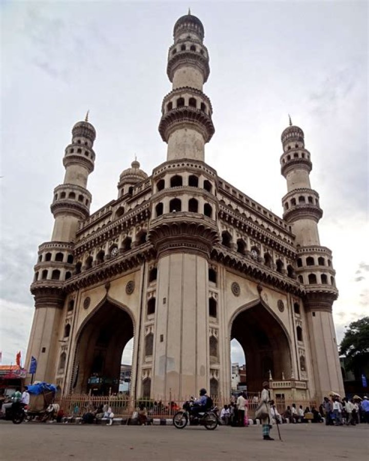 Who built charminar in telugu?