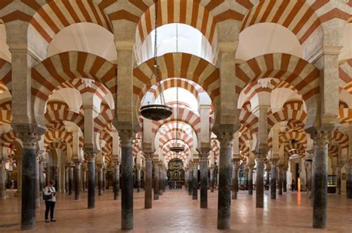 Who built cordoba mosque?