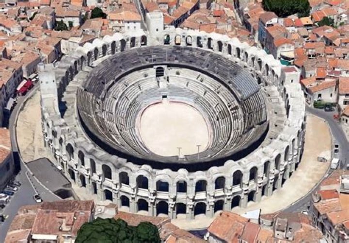 Who built the arles amphitheatre?