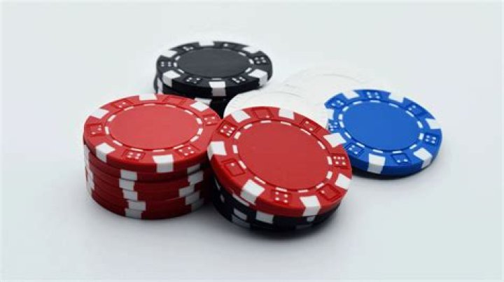 Who can straddle in poker?
