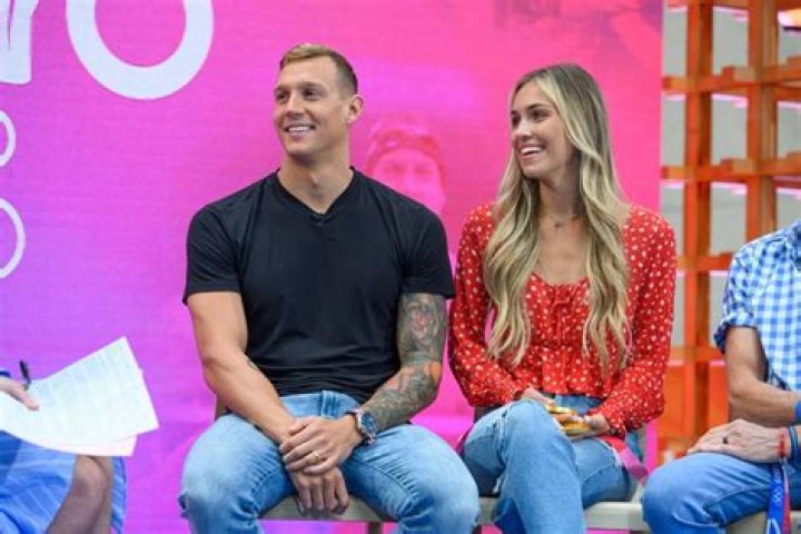 Who did caeleb dressel give his medal to?