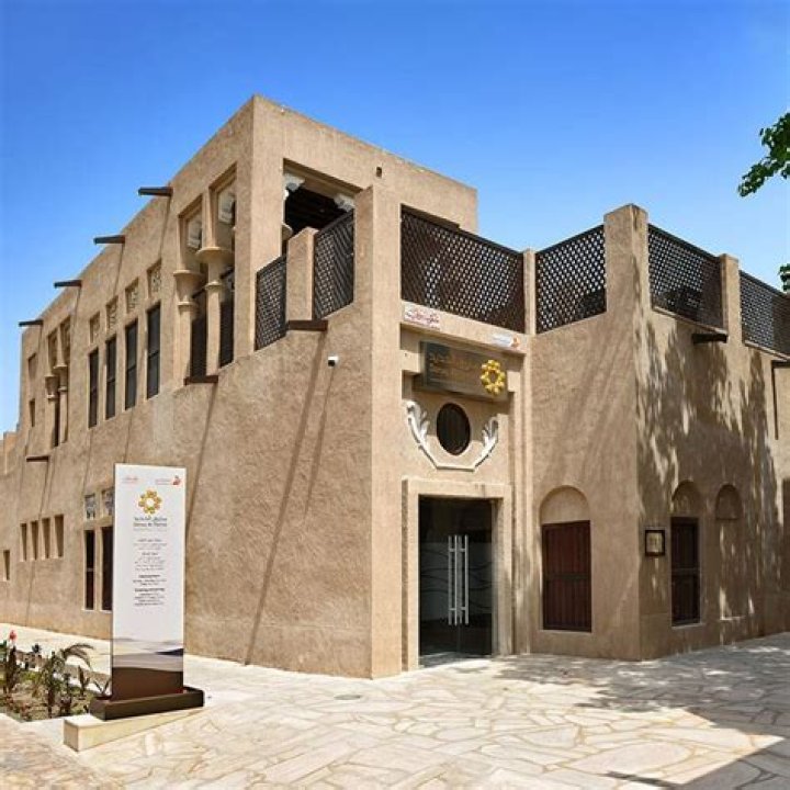 Who discovered the saruq al hadid site?
