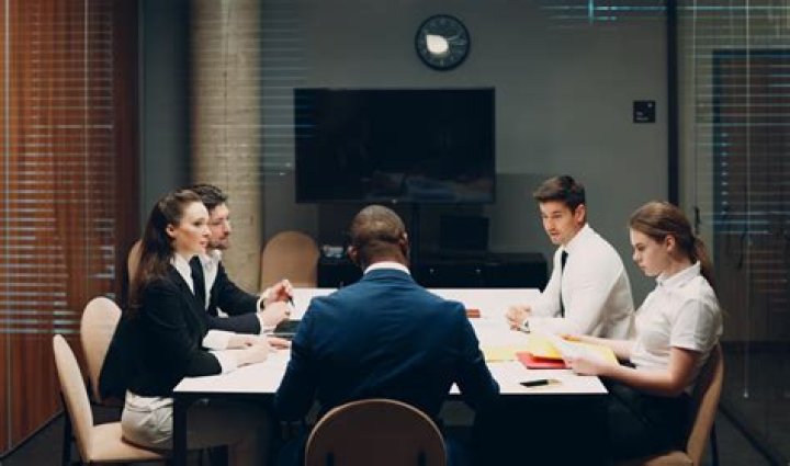Who is responsible for establishing a local licensing forum?