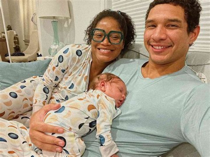 Who is the father amelia baby?
