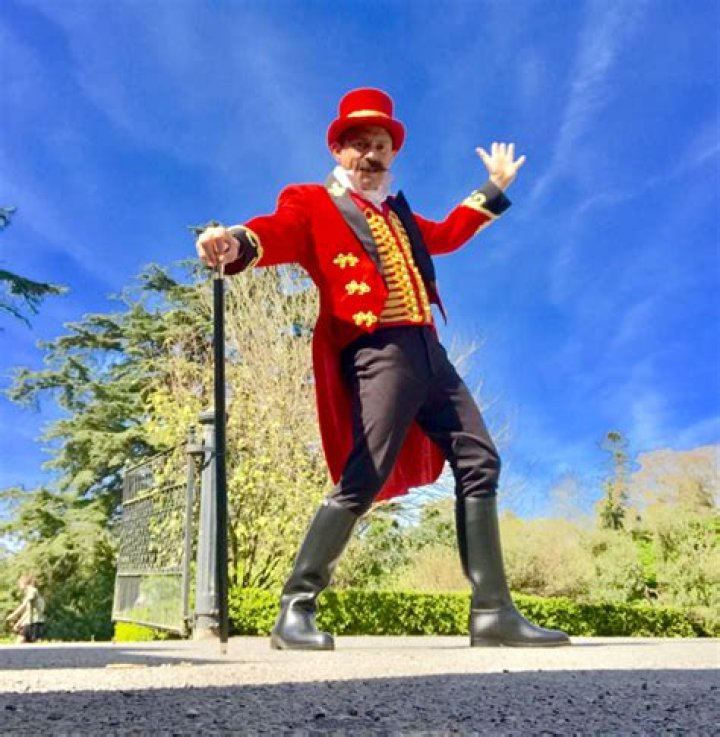Who is the ringmaster in the greatest showman?