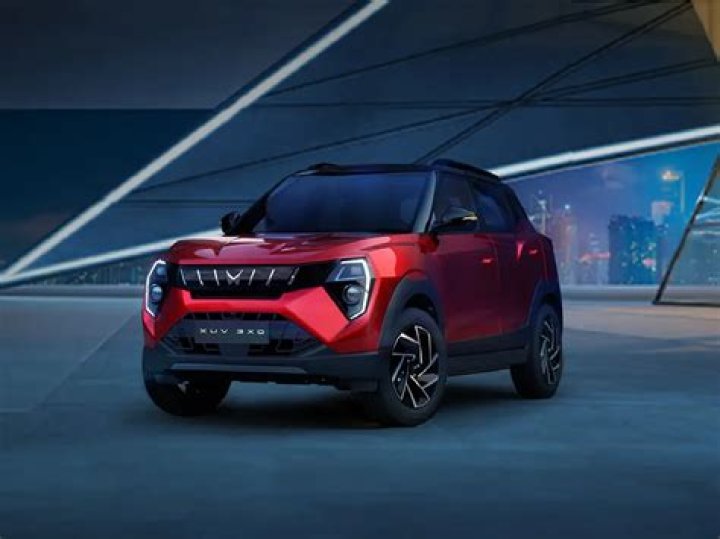 Who makes mahindra xuv500?