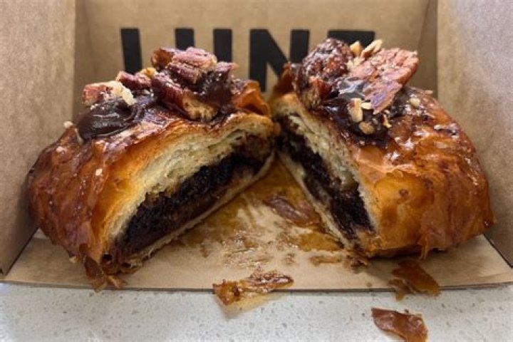 Who owns lune croissanterie?