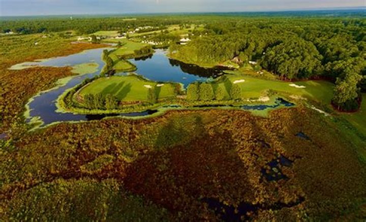 Who owns woodlake golf course?