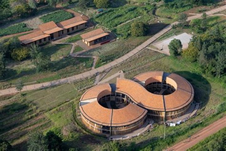 Who uses earthen pot?