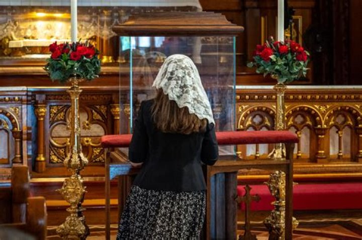Who wears funeral veils?