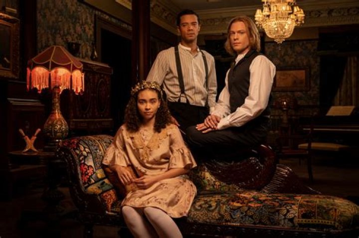 Whos in the locked coffin vampire diaries?