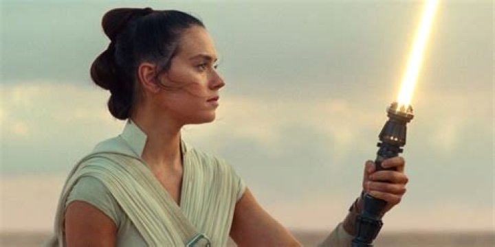 Whose saber does rey have?