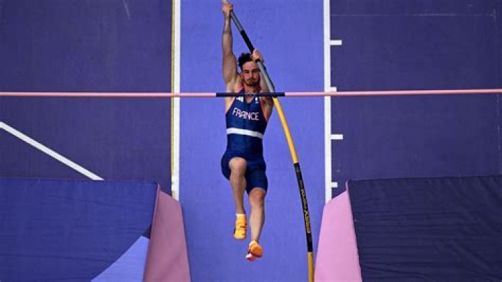 Why are pole vaulters hands black?