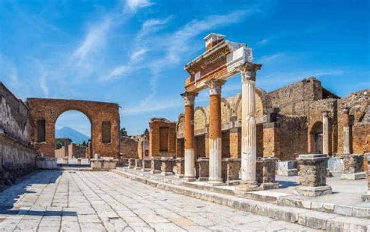 Why is pompeii more popular than herculaneum?