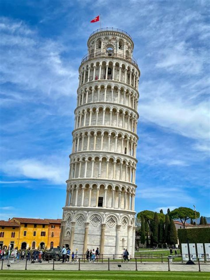 Why pisa tower is famous?