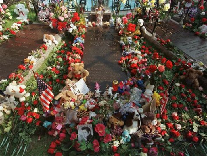 Will benjamin keough be buried at graceland?