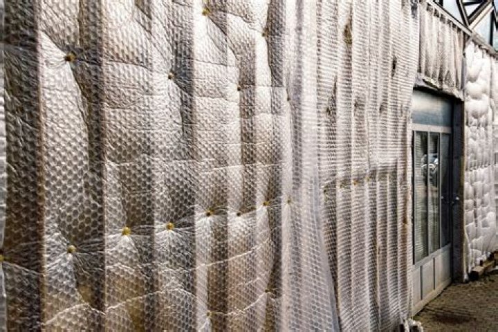 Will bubble wrap heat a pool?