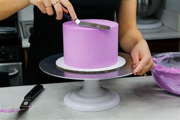 Will fondant stick to buttercream?