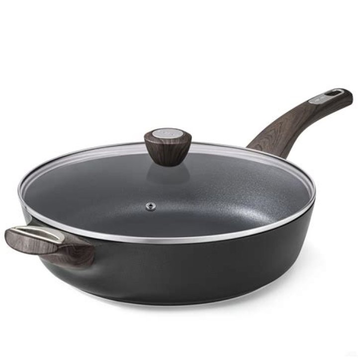 Will jello stick to a metal pan?
