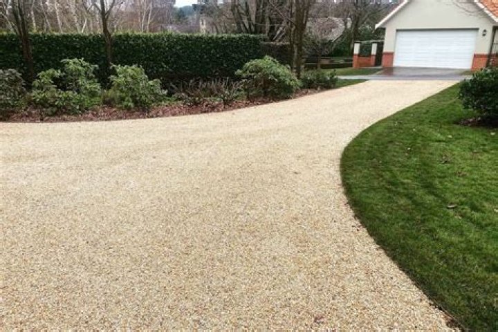 Will salt kill grass on gravel driveway?
